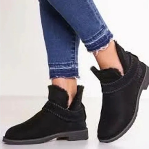 Ugg McKay Suede Ankle Boots 7.5 Wool Insoles Faux Fur Classic Comfort Black - Picture 1 of 17